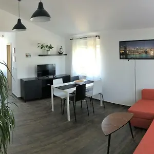 https://apartments-pula-52100.in-istria.net